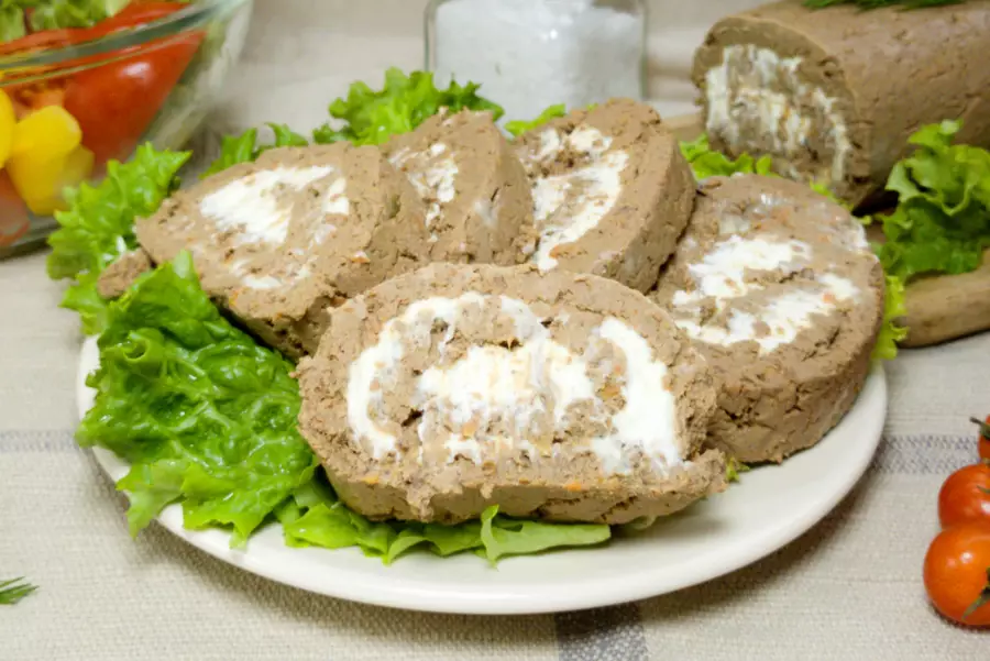 Рулет из свиной печени с начинкой