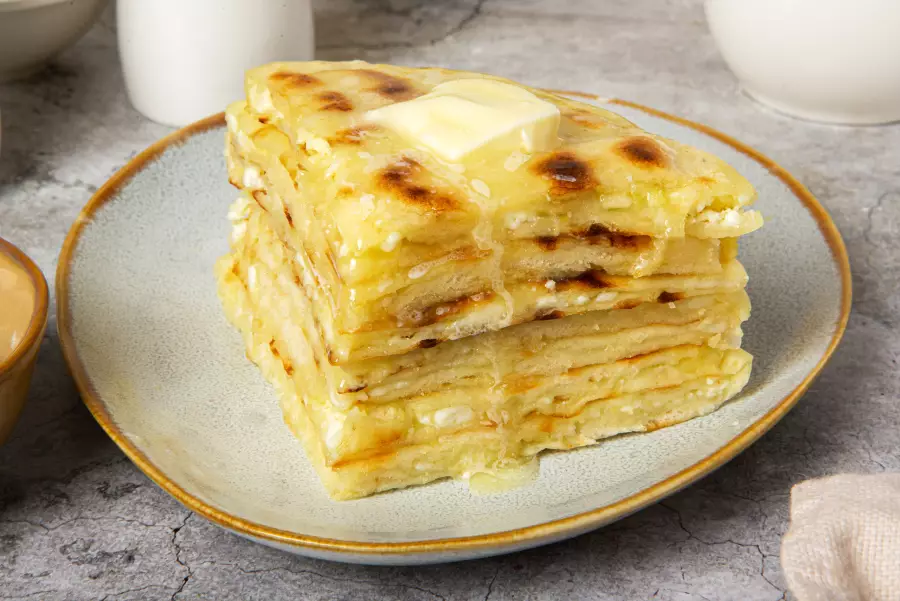 Готовое блюдо хычины с сыром и картофелем
