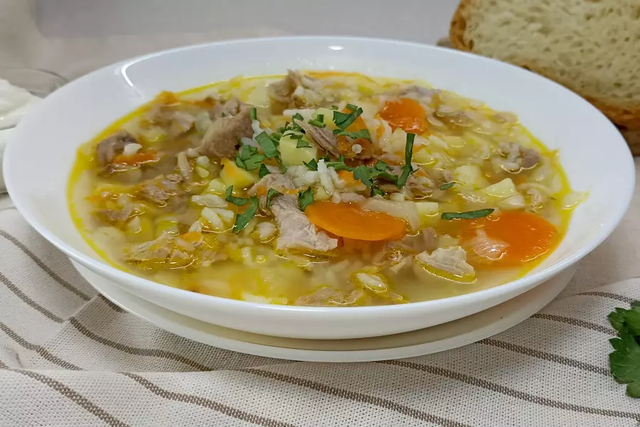 Готовое блюдо вкусный суп из индейки