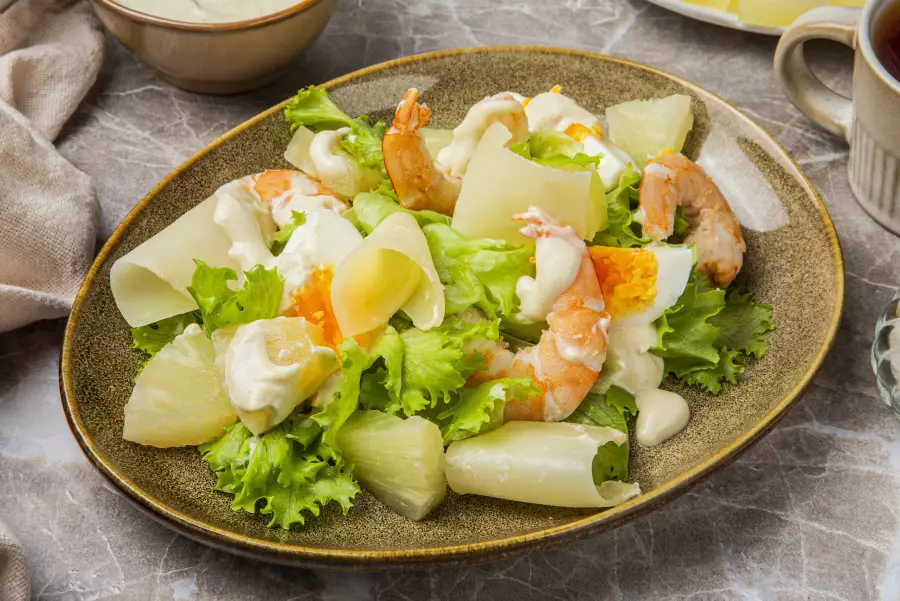 Готовое блюдо салат с креветками, ананасом и сыром