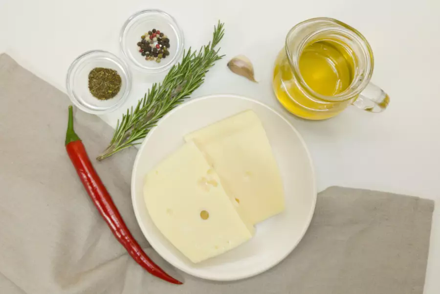 Ингредиенты для рецепта маринованный сыр с чили