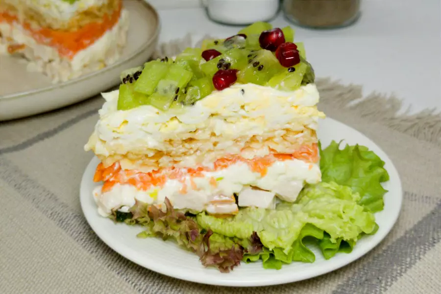 Готовое блюдо салат с копчёной курицей "шахерезада"