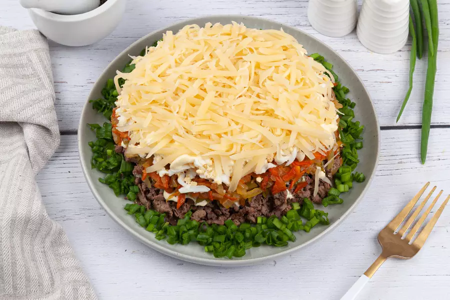 Готовое блюдо салат с куриной печенью и солёным огурцом