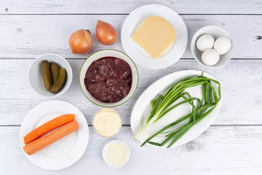 Ингредиенты для рецепта салат с куриной печенью и солёным огурцом