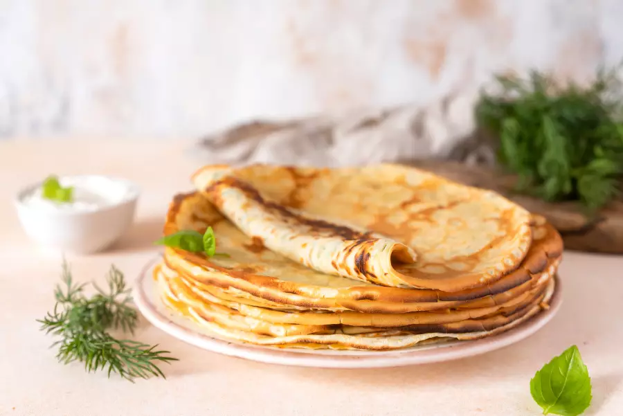 Готовое блюдо блины с сыром и зеленью