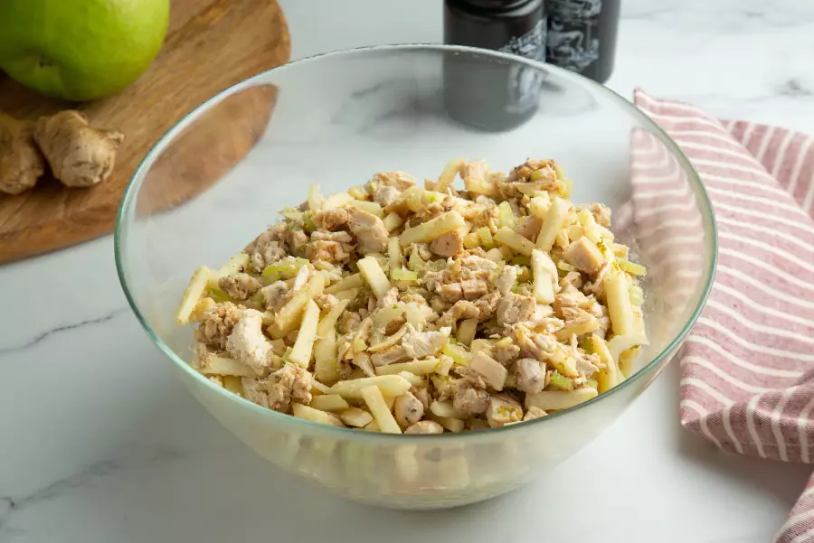 Готовое блюдо салат с курицей и сельдереем
