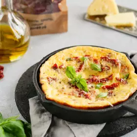 Омлет с вялеными помидорами и сыром