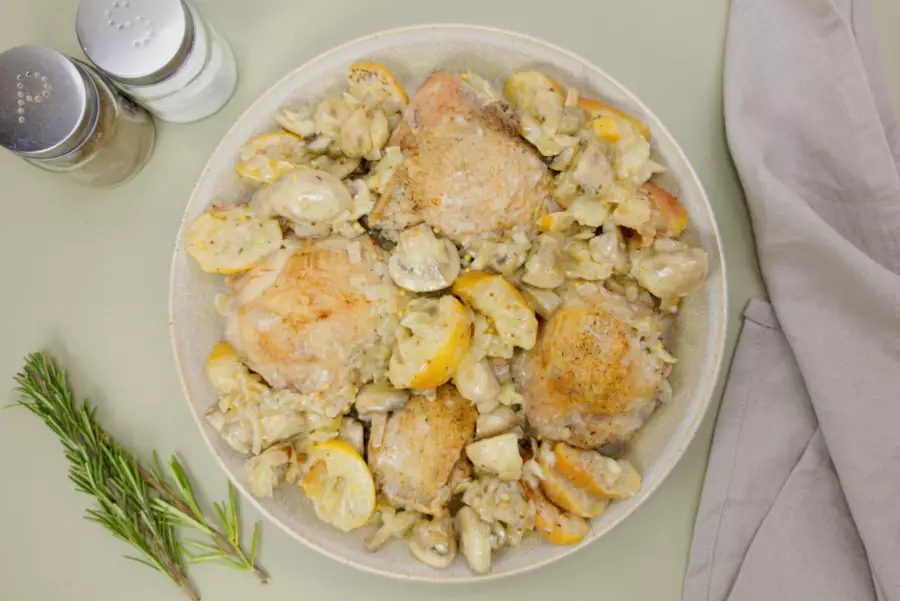 Готовое блюдо курица с яблоками в духовке
