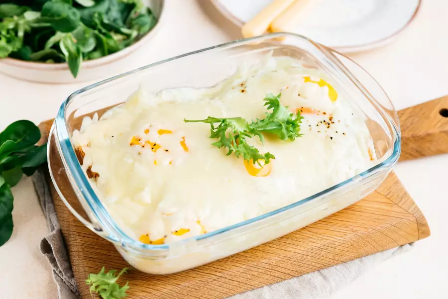 Готовое блюдо запеканка с яйцами и сыром в духовке
