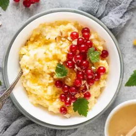 Кукурузная каша на молоке с изюмом и миндалём