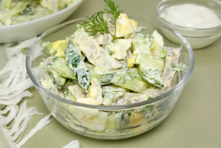 Готовое блюдо салат с языком и огурцом