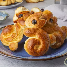 Булочки с изюмом "Зайчата"