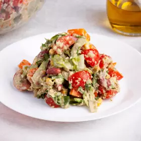 Салат с фасолью и кукурузой с соусом из авокадо