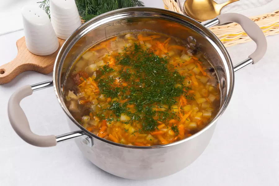Готовое блюдо рассольник с перловкой и грибами