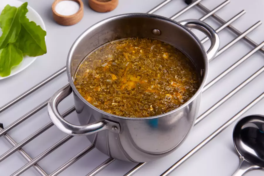 Готовое блюдо зелёный борщ с щавелем и яйцом