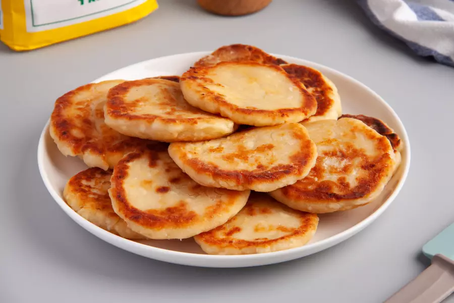 Готовое блюдо сырники с бананом и творогом
