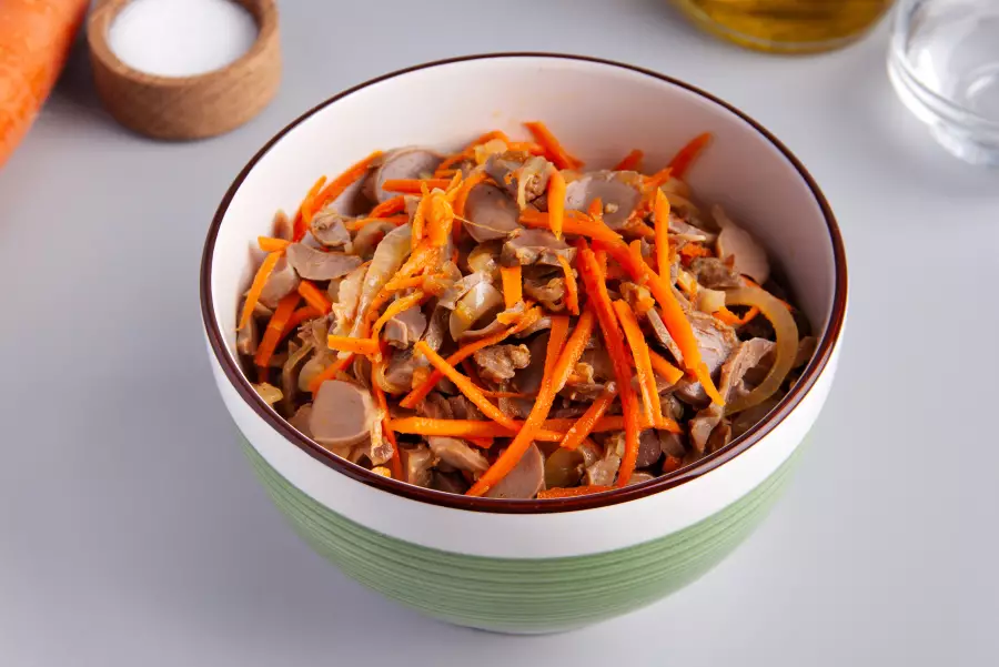 Готовое блюдо корейский салат из куриных желудков