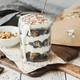 Чернослив с грецким орехом и сметаной