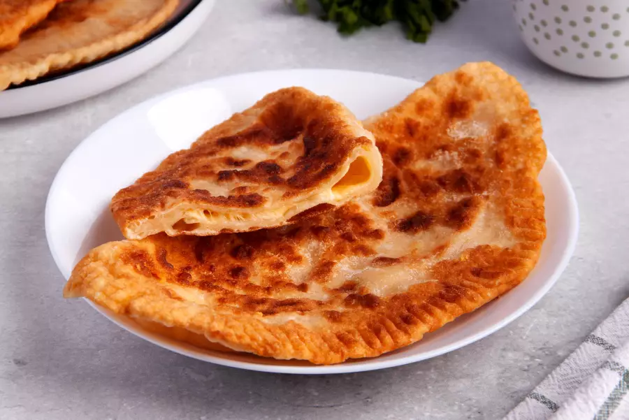 Готовое блюдо хрустящие чебуреки с сыром