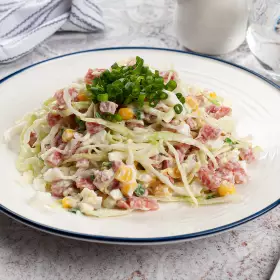 Салат с копчёной колбасой и кукурузой