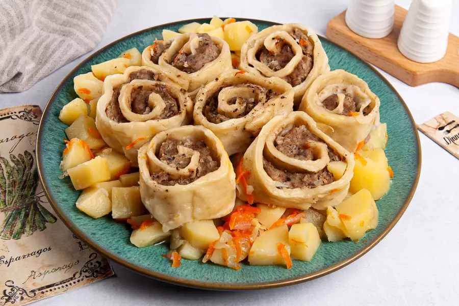 Готовое блюдо штрудли с картофелем и мясом