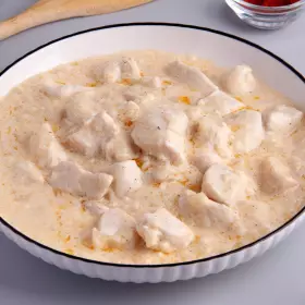 Курица в сметанном соусе с чесноком