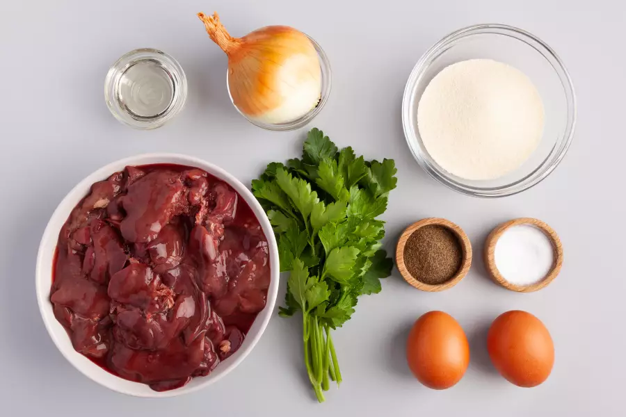 Ингредиенты для рецепта печёночные оладьи из куриной печени