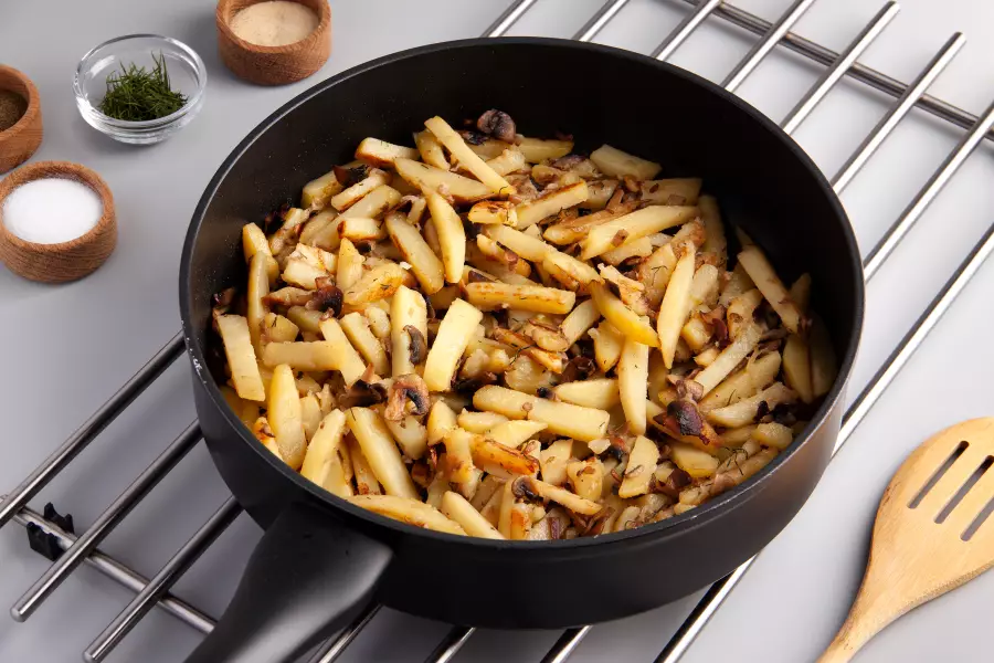 Готовое блюдо картошка жареная с шампиньонами и луком