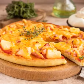 Гавайская пицца с ананасами