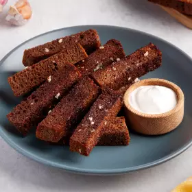 Чесночные гренки из чёрного хлеба