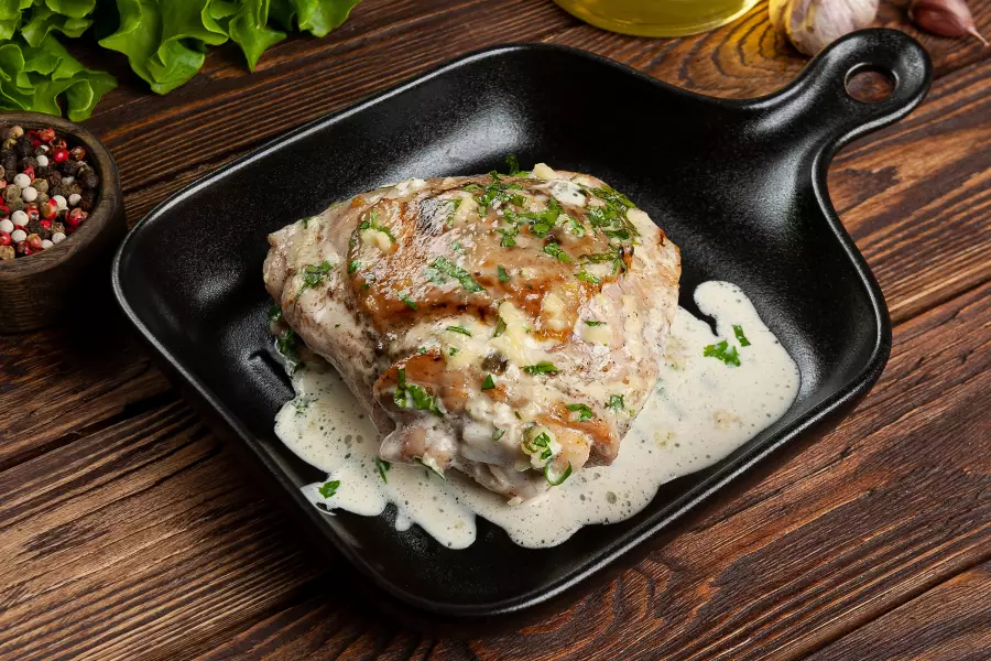 Готовое блюдо чкмерули из курицы по-грузински