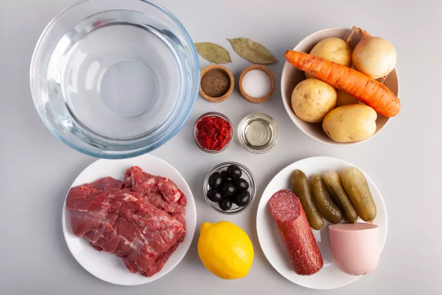Ингредиенты для рецепта солянка с огурцами, колбасой и картошкой