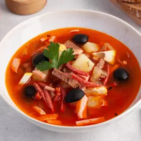 Солянка с огурцами, колбасой и картошкой