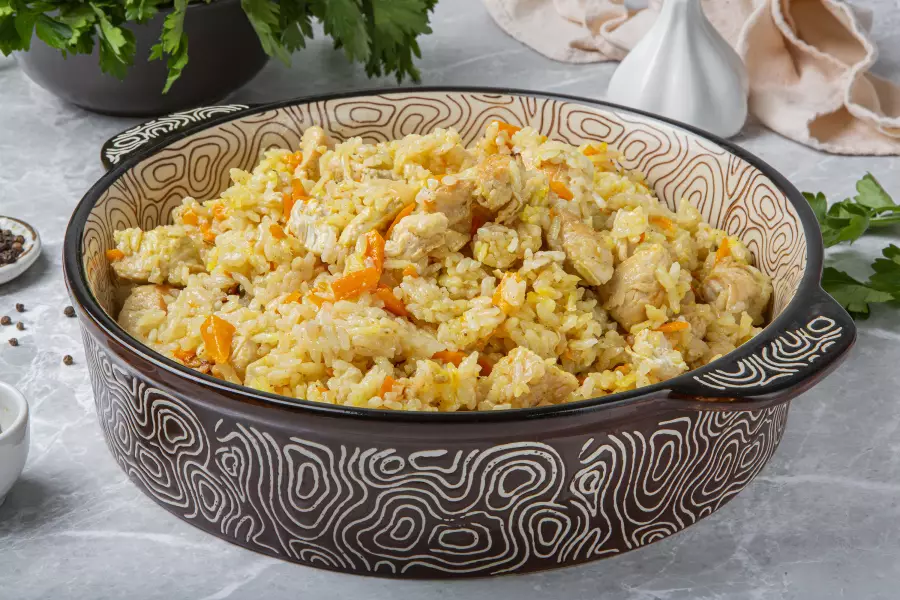 Готовое блюдо плов в мультиварке с курицей