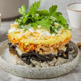 Салат с курицей и черносливом Марсель