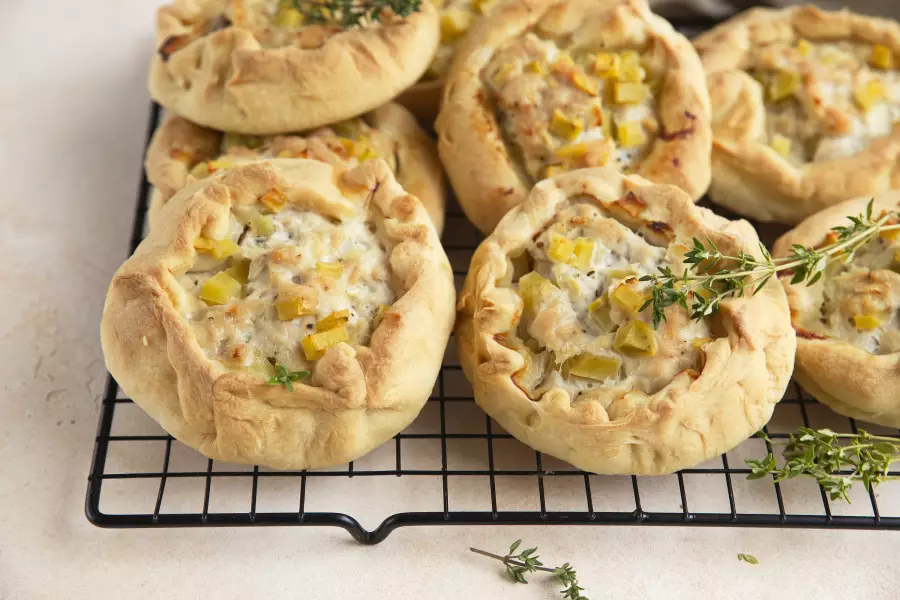 Готовое блюдо мини-курники с курицей