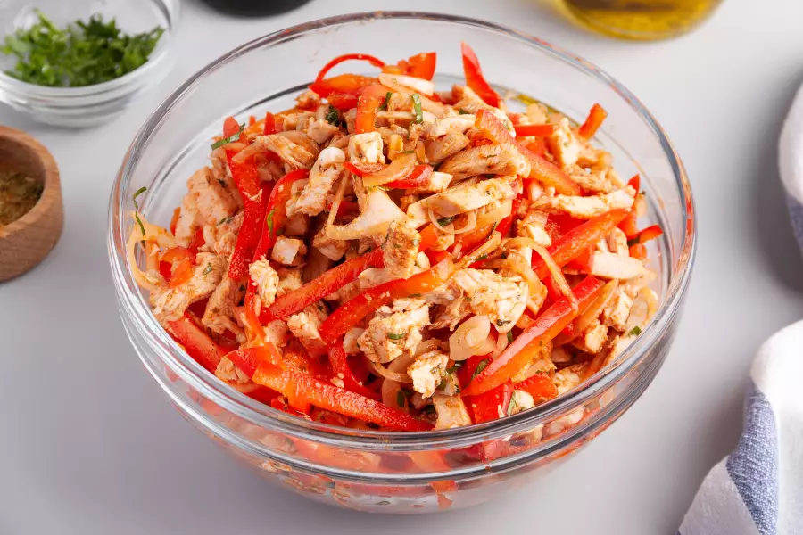 Готовое блюдо салат с курицей и болгарским перцем