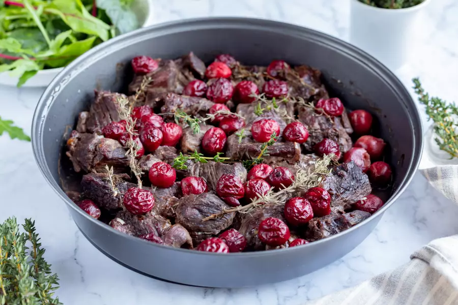 Готовое блюдо мясо с вишней