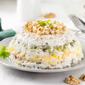 Слоёный салат с курицей, огурцом, яйцом и грецким орехом