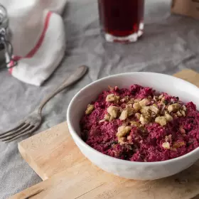 Салат из свёклы, чернослива и грецких орехов