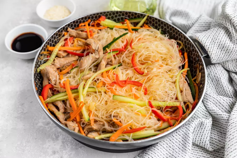 Готовое блюдо фунчоза с мясом и овощами