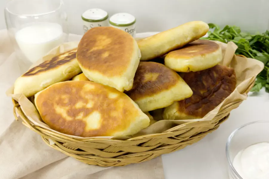 Готовое блюдо жареные пирожки с капустой