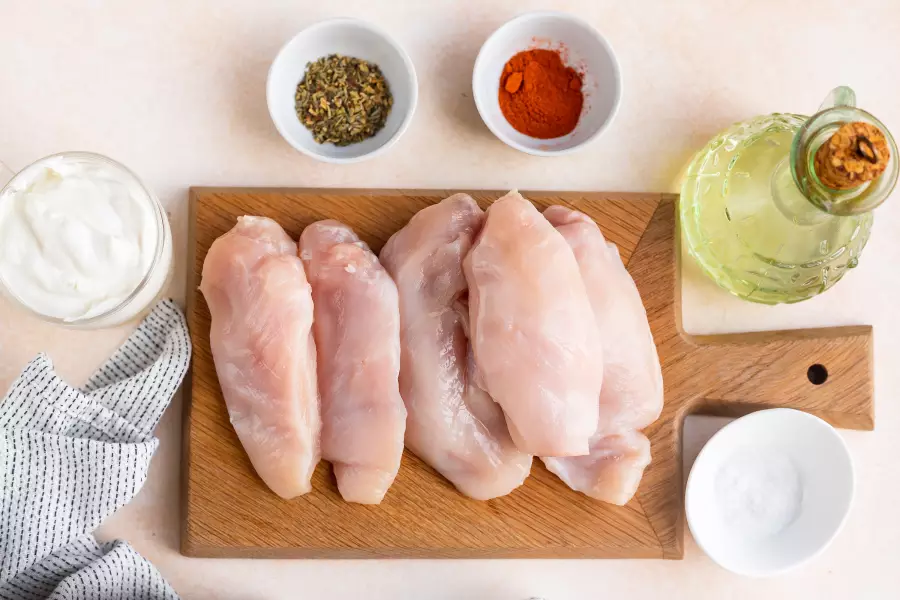 Ингредиенты для рецепта сочные куриные грудки в духовке