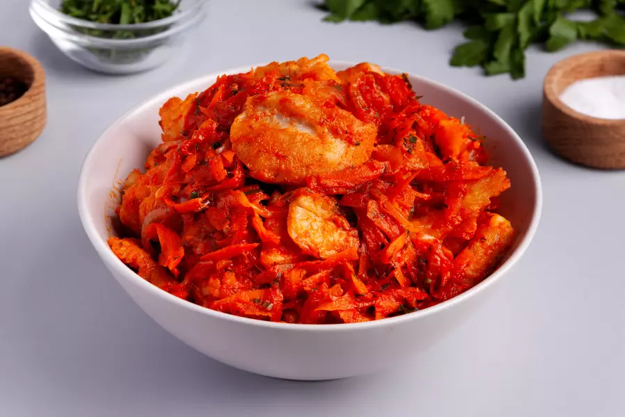 Готовое блюдо рыба под маринадом из моркови и лука