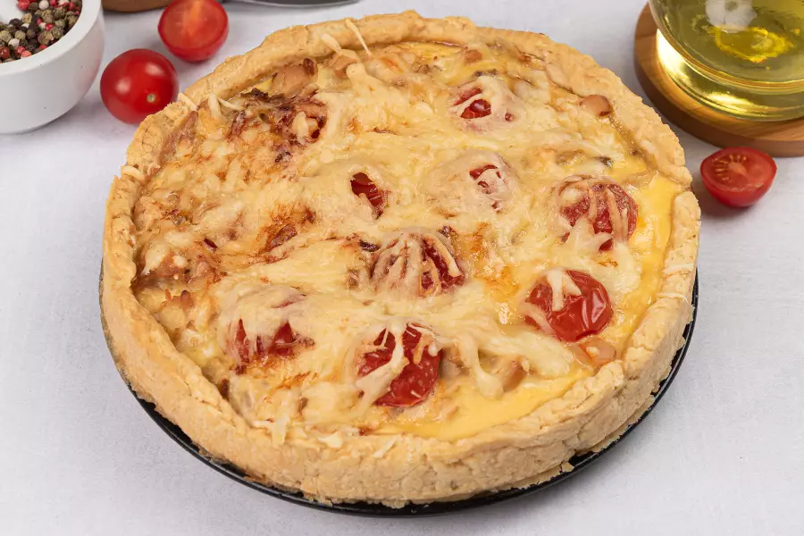 Готовое блюдо киш с курицей и грибами