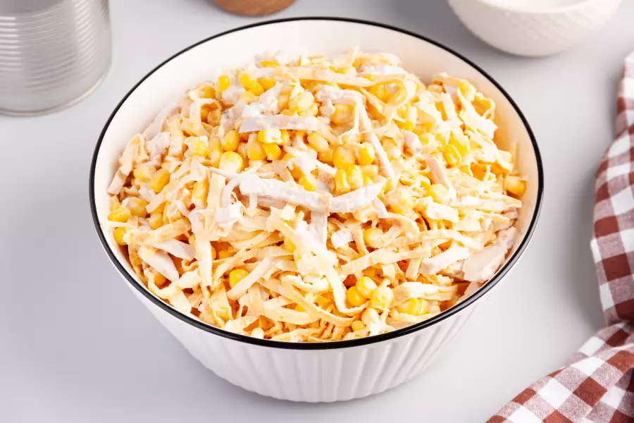 Готовое блюдо блинный салат с курицей