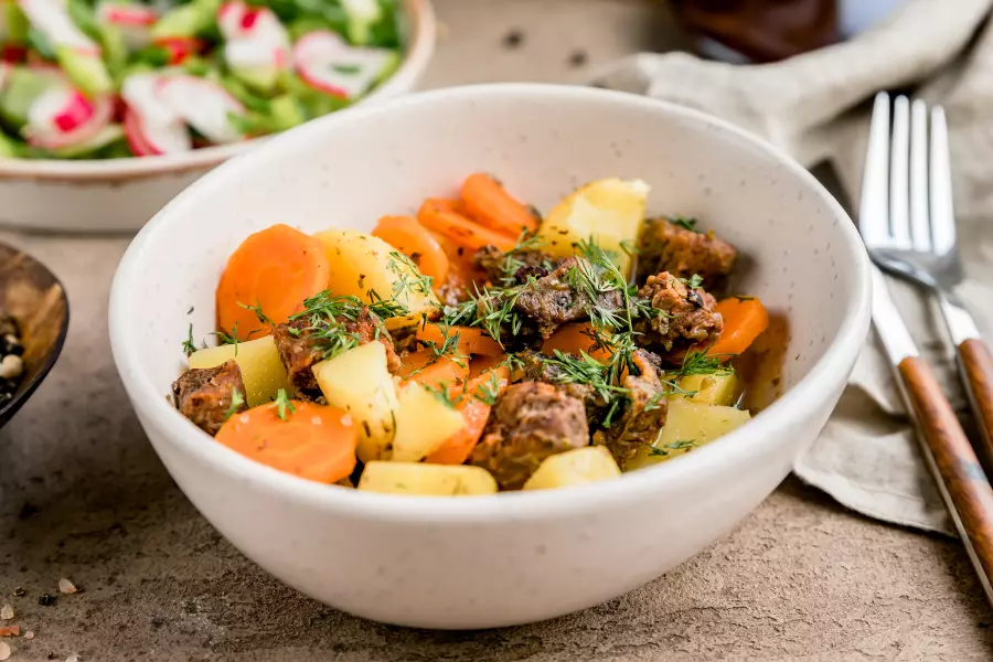 Готовое блюдо мясо в горшочках с картошкой