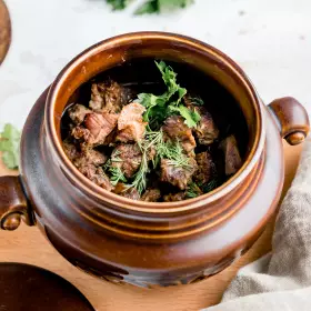 Мясо в горшочках с картошкой