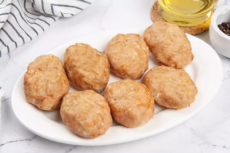 Готовое блюдо сочные куриные котлеты в духовке