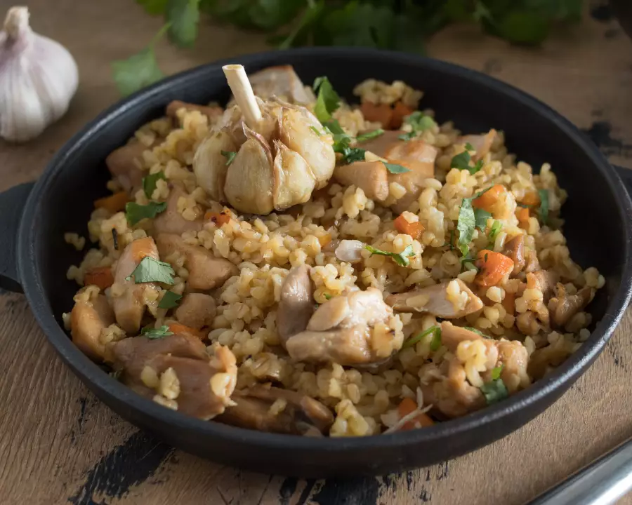 Готовое блюдо плов из булгура с курицей